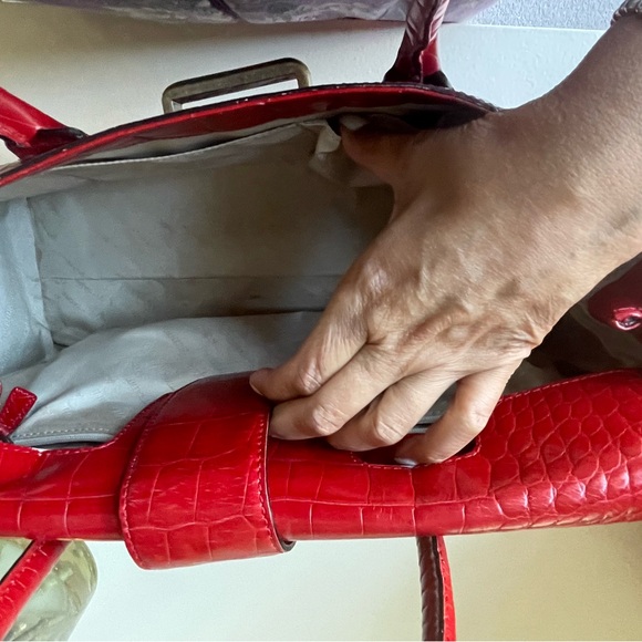 Adrienne Vittadini Leather hand bag. - Picture 4 of 5